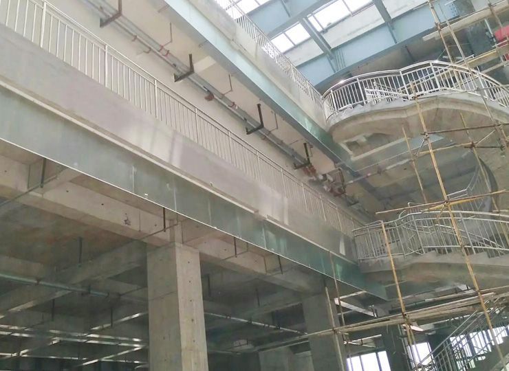 擋煙垂壁是用什么材料制成的？